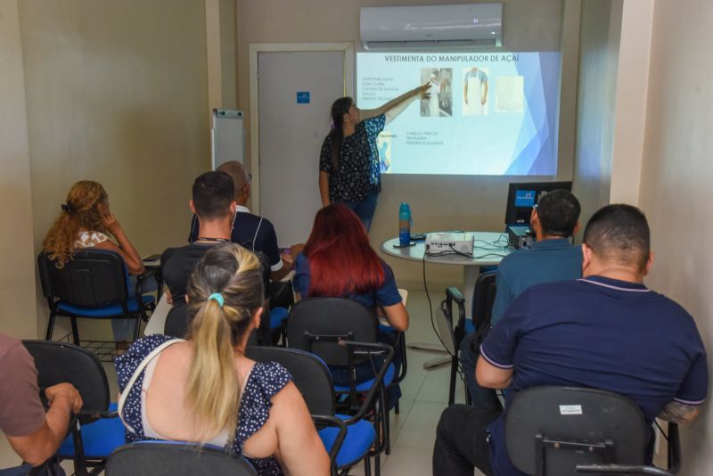 Imagens da capacitação para batedores de açaí de Ananindeua