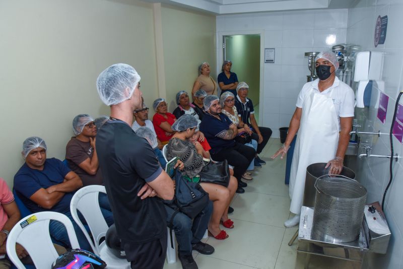 Imagens da capacitação para batedores de açaí de Ananindeua