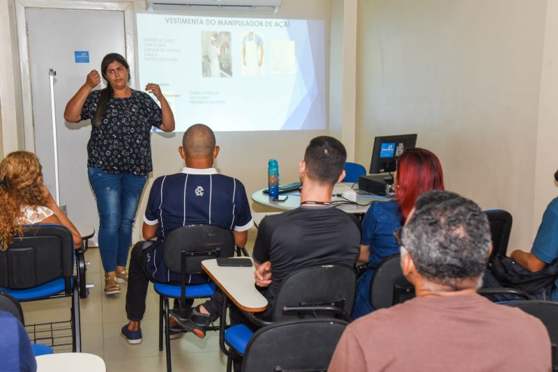 Imagens da capacitação para batedores de açaí de Ananindeua