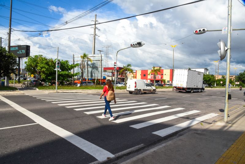 Revitalização da sinalização horizontal da via na avenida Dom Vicente Zico