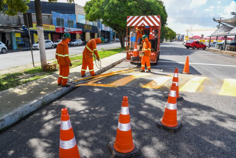 Revitalização da sinalização horizontal da via na avenida Dom Vicente Zico