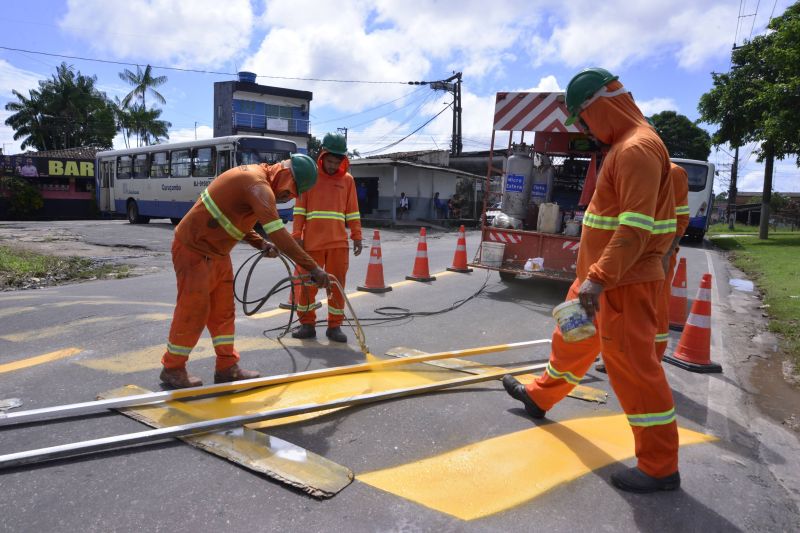 Construção de lombadas e sinalização da faixa de pedestres na escola Hildegarda de Miranda no bairro Curuçambá