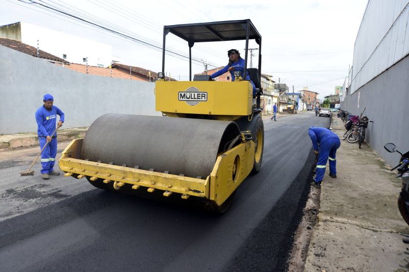 Trabalho de recuperação asfáltica na rua A Cidade Nova Vlll