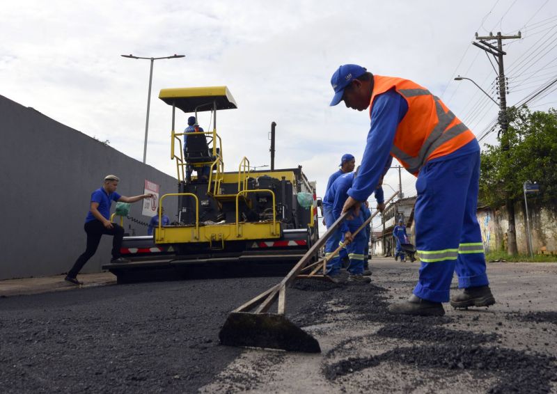 Trabalho de recuperação asfáltica na rua A Cidade Nova Vlll