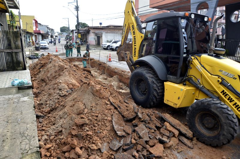 Início da pavimentação asfáltica na estrada Vila Nova