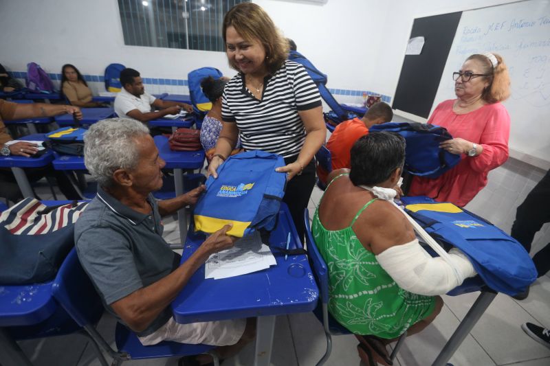 EJA educação de jovens e adultos com distribuição de mochila na escola Antônio Teixeira Queiros no bairro 40 Horas