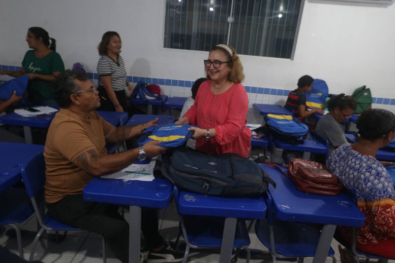 EJA educação de jovens e adultos com distribuição de mochila na escola Antônio Teixeira Queiros no bairro 40 Horas