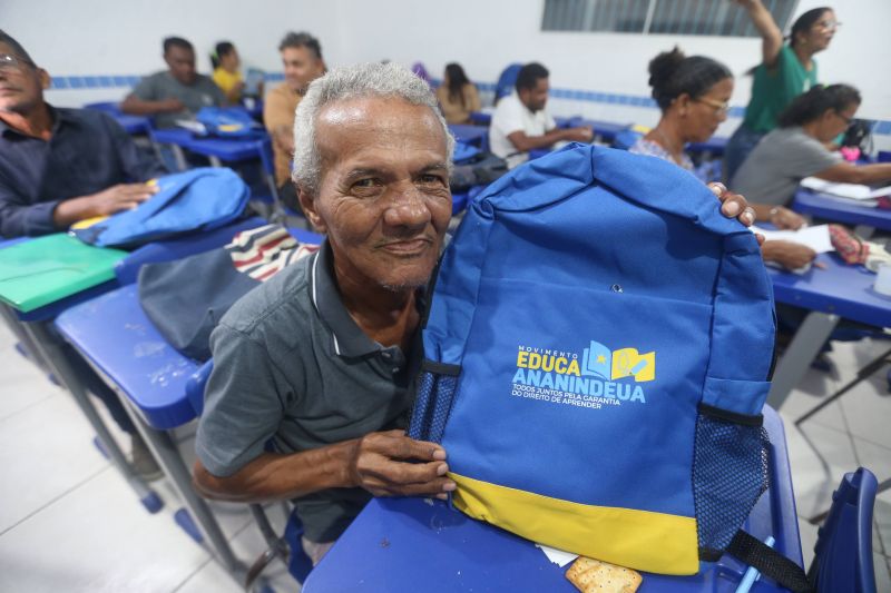 EJA educação de jovens e adultos com distribuição de mochila na escola Antônio Teixeira Queiros no bairro 40 Horas