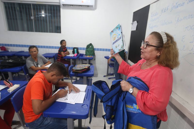 EJA educação de jovens e adultos com distribuição de mochila na escola Antônio Teixeira Queiros no bairro 40 Horas