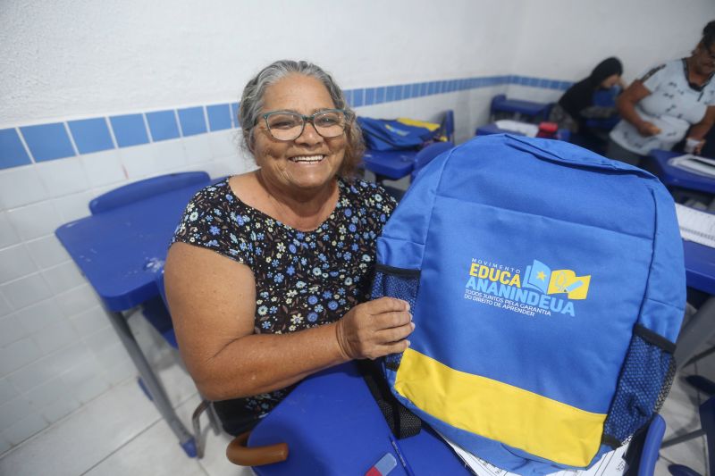 EJA educação de jovens e adultos com distribuição de mochila na escola Antônio Teixeira Queiros no bairro 40 Horas