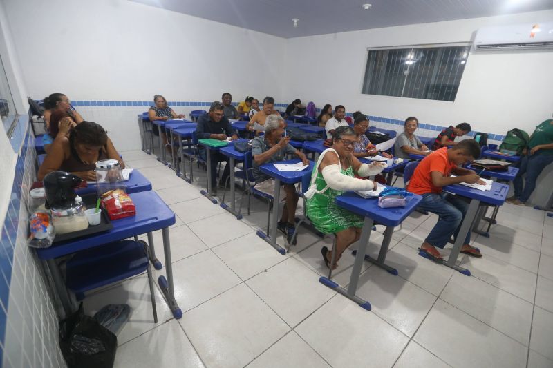 EJA educação de jovens e adultos com distribuição de mochila na escola Antônio Teixeira Queiros no bairro 40 Horas