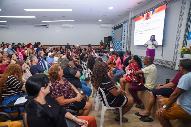 Curso de manipulação de alimentos e precificação no auditório da Semed