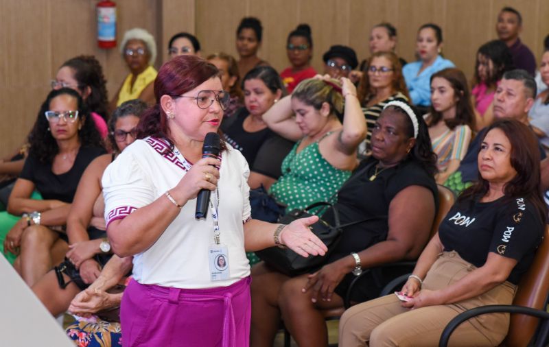 Curso de manipulação de alimentos e precificação no auditório da Semed