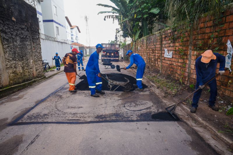 Serviço de recuperação do asfalto da travessa Santa Maria no bairro Centro