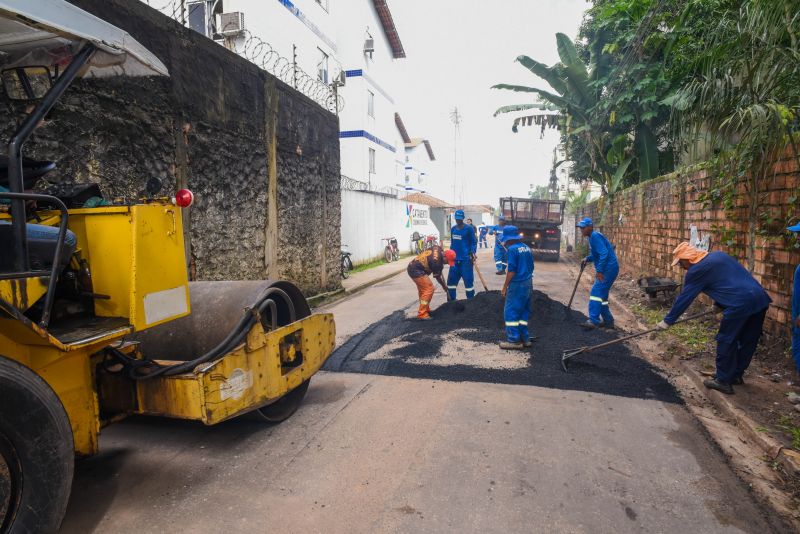 Serviço de recuperação do asfalto da travessa Santa Maria no bairro Centro