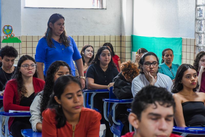 Prova do cursinho municipal no colégio Intelectual na Cidade Nova