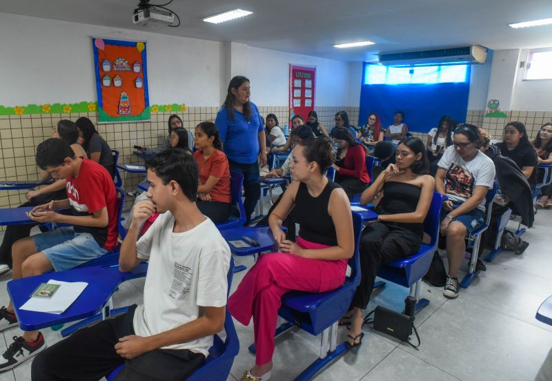 Prova do cursinho municipal no colégio Intelectual na Cidade Nova