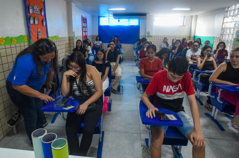 Prova do cursinho municipal no colégio Intelectual na Cidade Nova