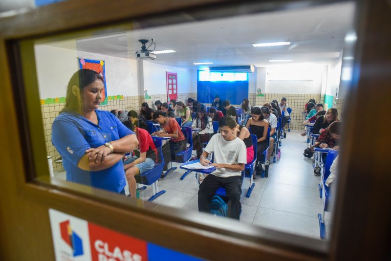 Prova do cursinho municipal no colégio Intelectual na Cidade Nova