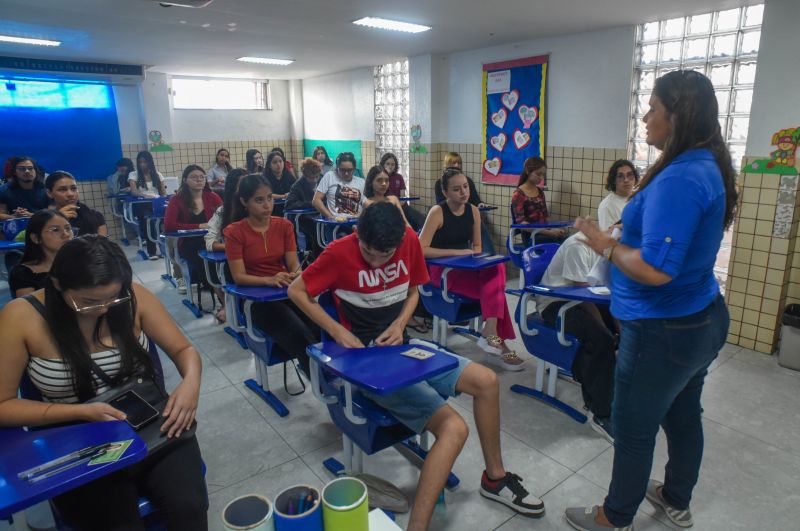 Prova do cursinho municipal no colégio Intelectual na Cidade Nova