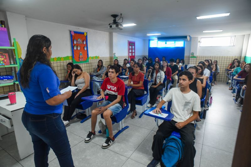 Prova do cursinho municipal no colégio Intelectual na Cidade Nova