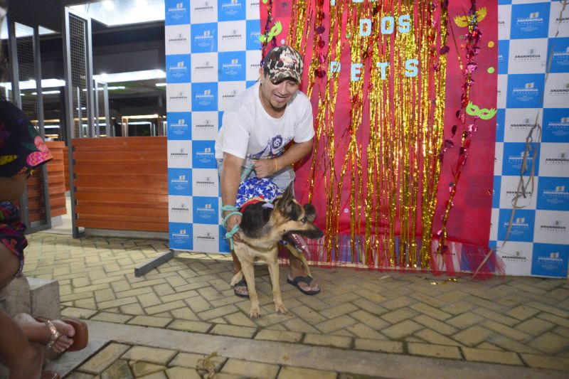 Desfile de Carnaval dos Pets na feira do artesanato