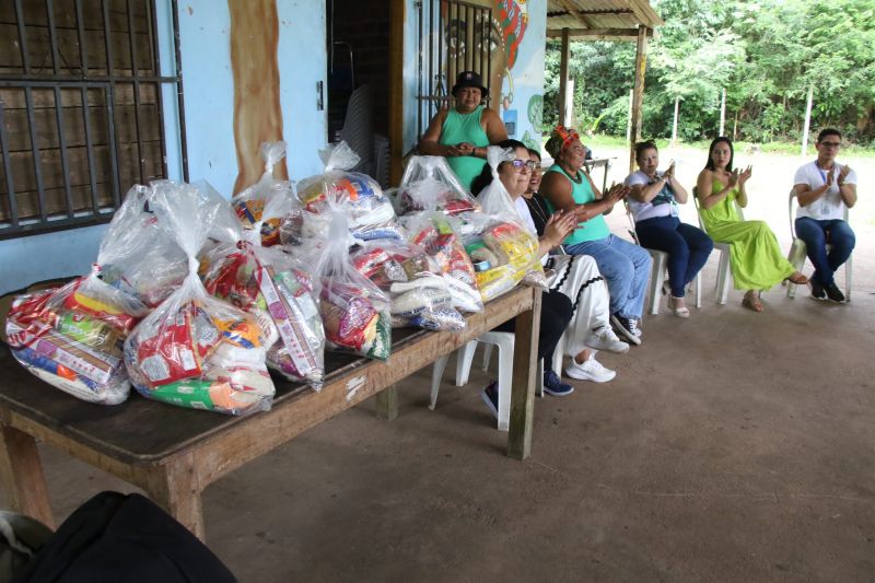 Entrega de cestas básicas no Quilombo do Abacatal