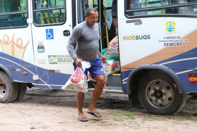 Entrega de cestas básicas no Quilombo do Abacatal