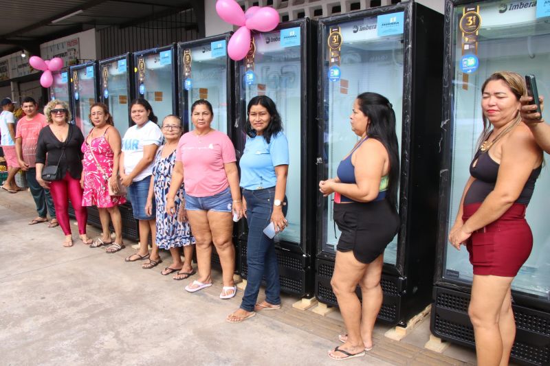 Entrega de equipamentos de trabalho tipo refrigerador e expositores para feirantes do Paar, Curuçambá e Jaderlândia