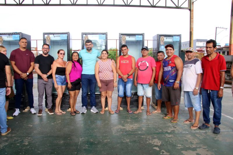 Entrega de equipamentos de trabalho tipo refrigerador e expositores para feirantes do Paar, Curuçambá e Jaderlândia