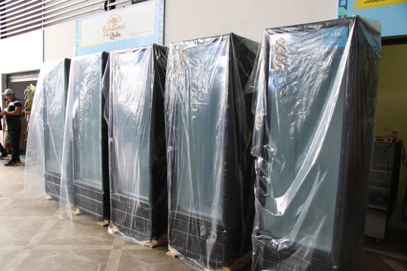 Entrega de refrigeradores para feirantes do município no Mercado do 40 Horas e Mercado da Independência