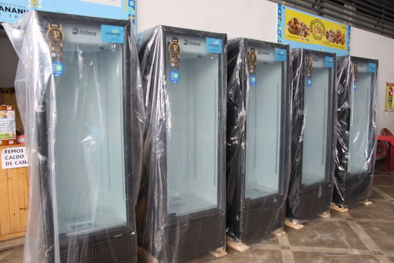 Entrega de refrigeradores para feirantes do município no Mercado do 40 Horas e Mercado da Independência