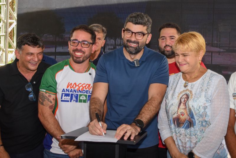 Assinatura de ordem de serviço para construção do Parque Zona Sul no conjunto Julia Seffer