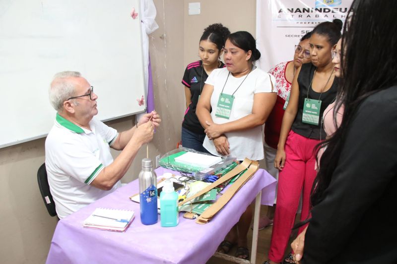 Curso de artesanato no Papel e Papelão