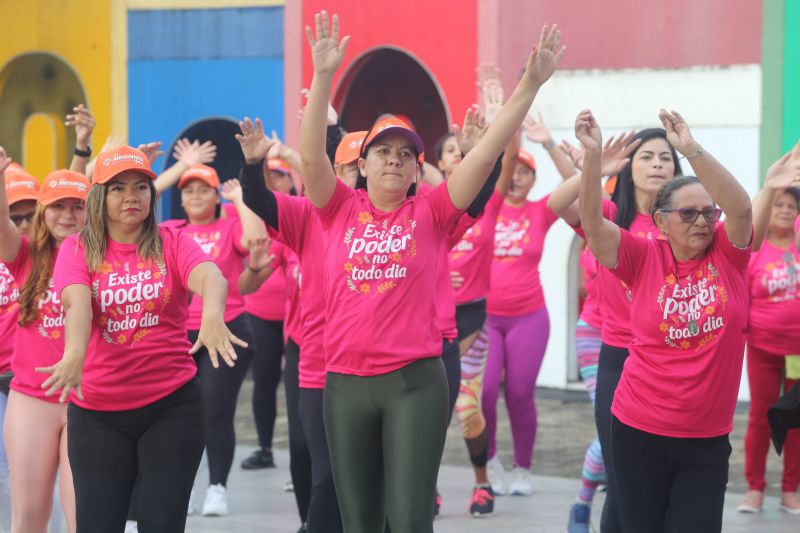 Aulão Fitdance Especial dia das Mães na Praça da Bíblia
