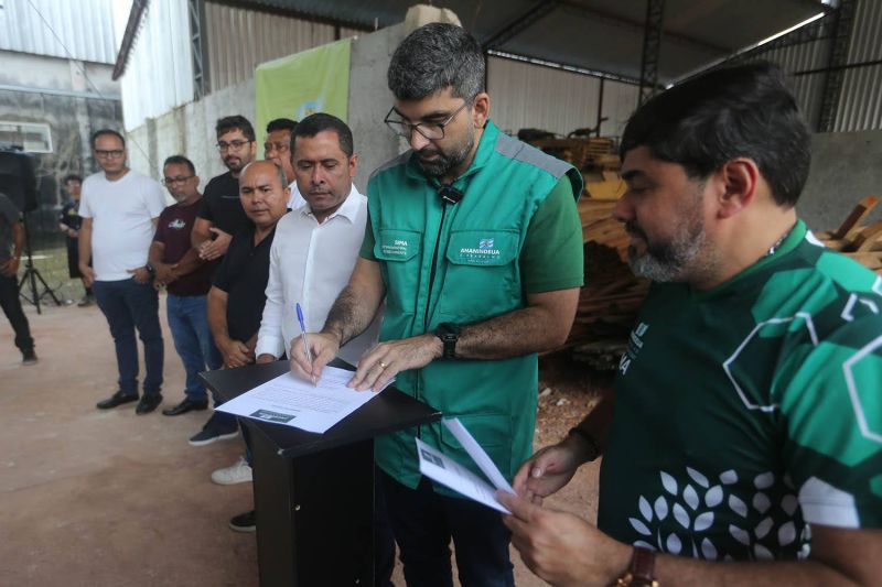 Ato de doação de madeiras aos ribeirinhos das ilhas de Ananindeua