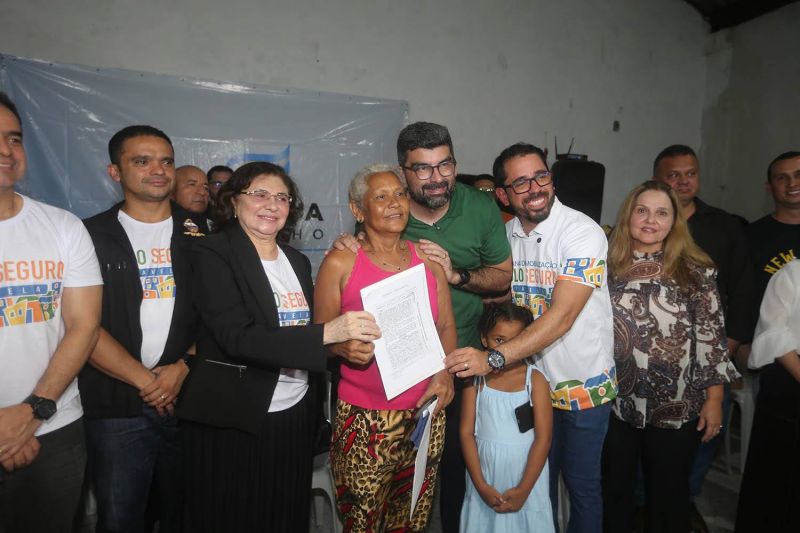 Entrega de registro de imóveis na comunidade Floresta Park