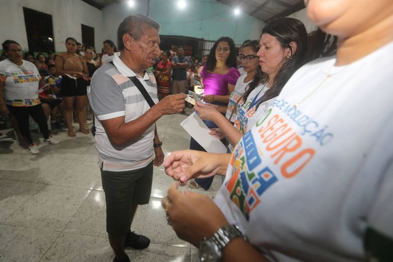 Entrega de registro de imóveis na comunidade Floresta Park