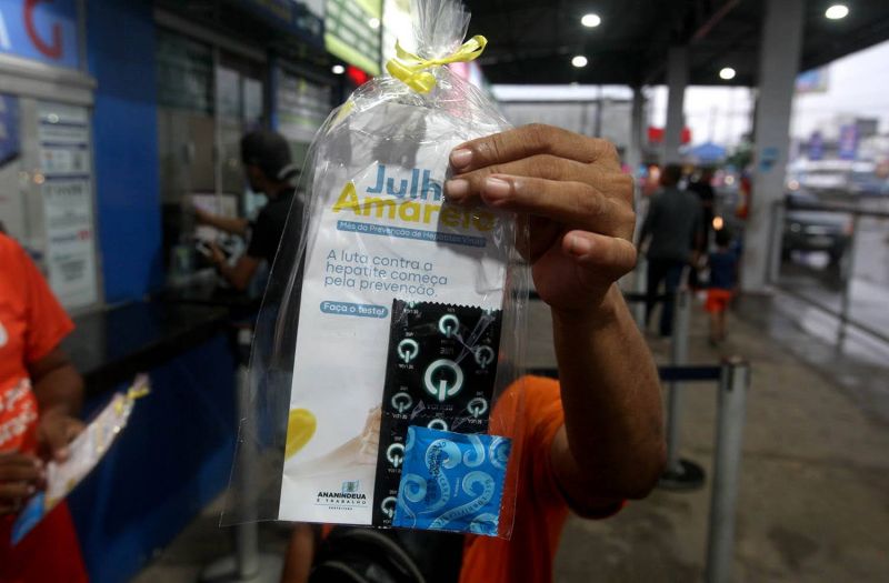 Julho Amarelo Mês da Prevenção de Hepatites Virais na ação com distribuição de camisinhas no terminal de Ananindeua