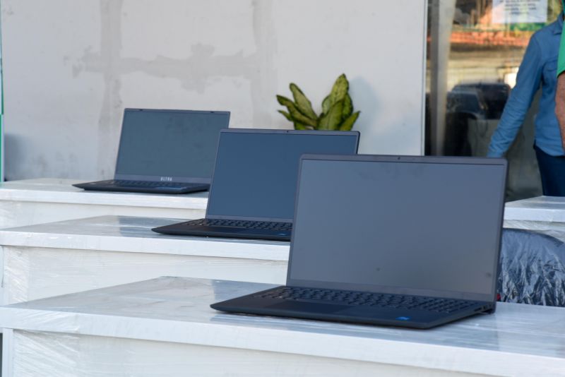 Entrega de equipamentos eletrônicos e notebook para secretária de Meio Ambiente adquirido por compensação ambiental
