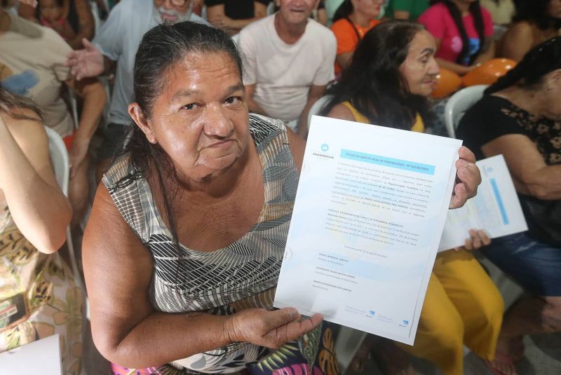 Entrega de Títulos de Propriedade no bairro Levilândia