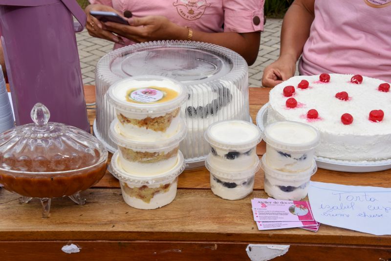 Entrega de certificado do curso Doce que Encantam no Parque Vila Maguary