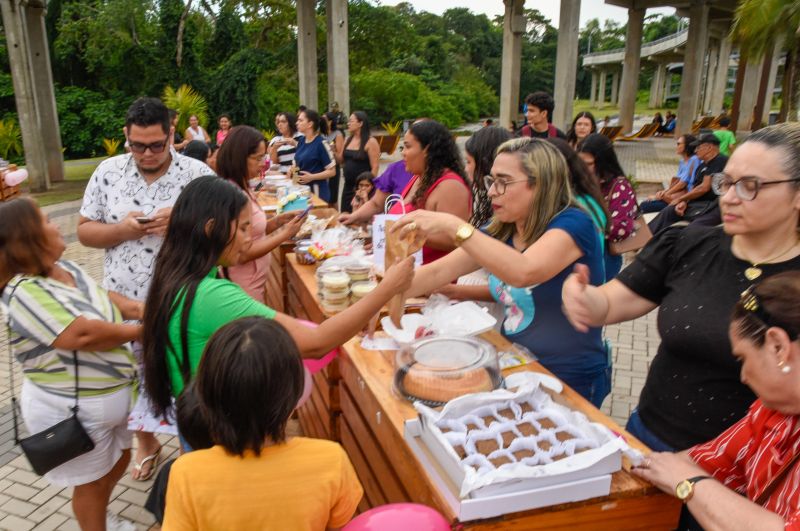 Entrega de certificado do curso Doce que Encantam no Parque Vila Maguary