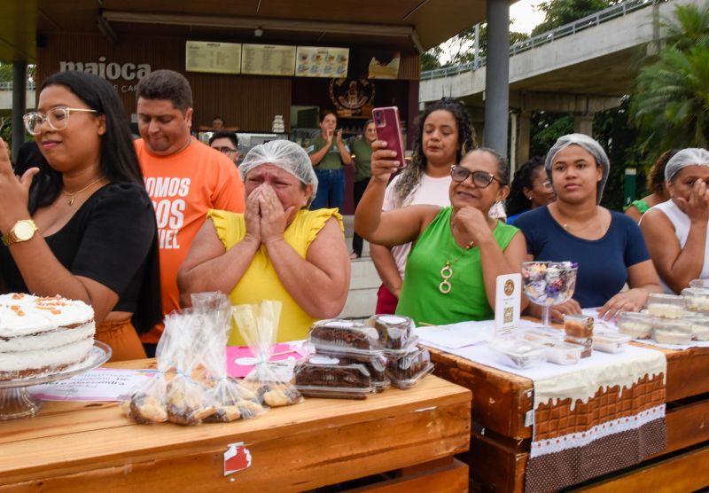 Entrega de certificado do curso Doce que Encantam no Parque Vila Maguary