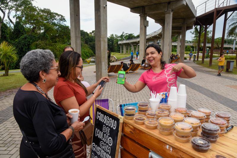 Entrega de certificado do curso Doce que Encantam no Parque Vila Maguary