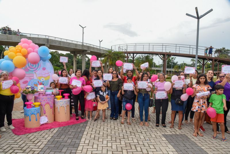 Entrega de certificado do curso Doce que Encantam no Parque Vila Maguary
