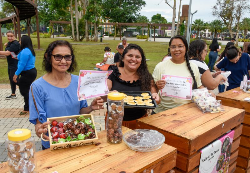Entrega de certificado do curso Doce que Encantam no Parque Vila Maguary