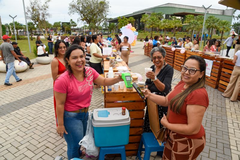 Entrega de certificado do curso Doce que Encantam no Parque Vila Maguary