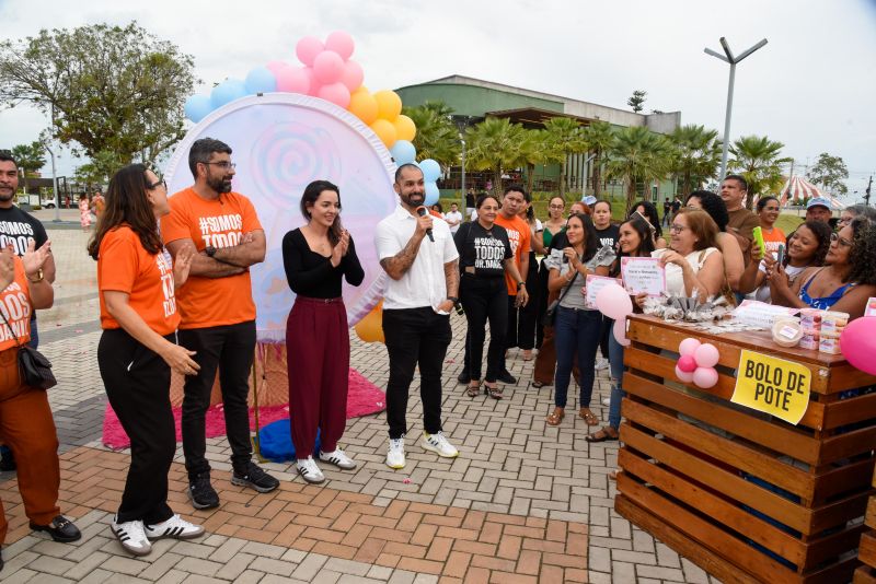 Entrega de certificado do curso Doce que Encantam no Parque Vila Maguary