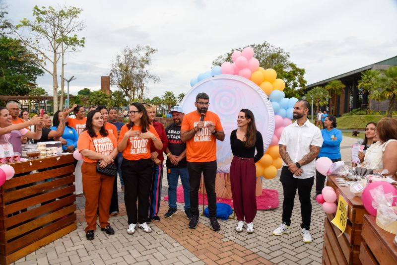 Entrega de certificado do curso Doce que Encantam no Parque Vila Maguary